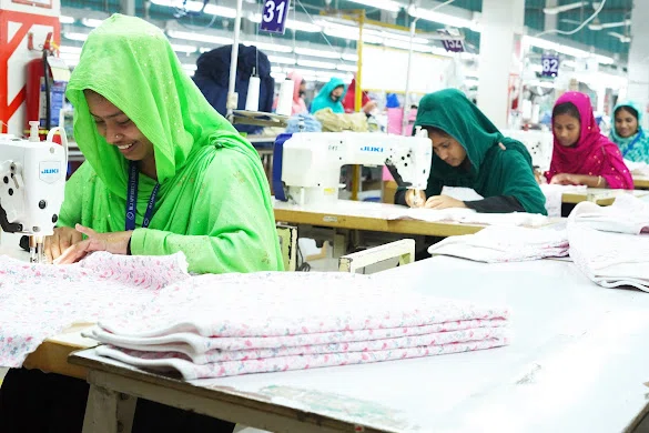 工場でスキルアップしていくメンバーたち